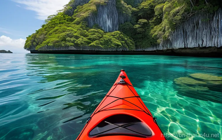 태국 국립 공원 소개 - Ang Thong National Marine Park: Kayaking through Limestone Karsts**
"A wide-angle, vibrant photogra...